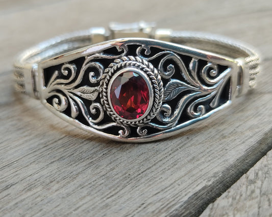 Elegant Silver bracelet - Garnet Gemstone