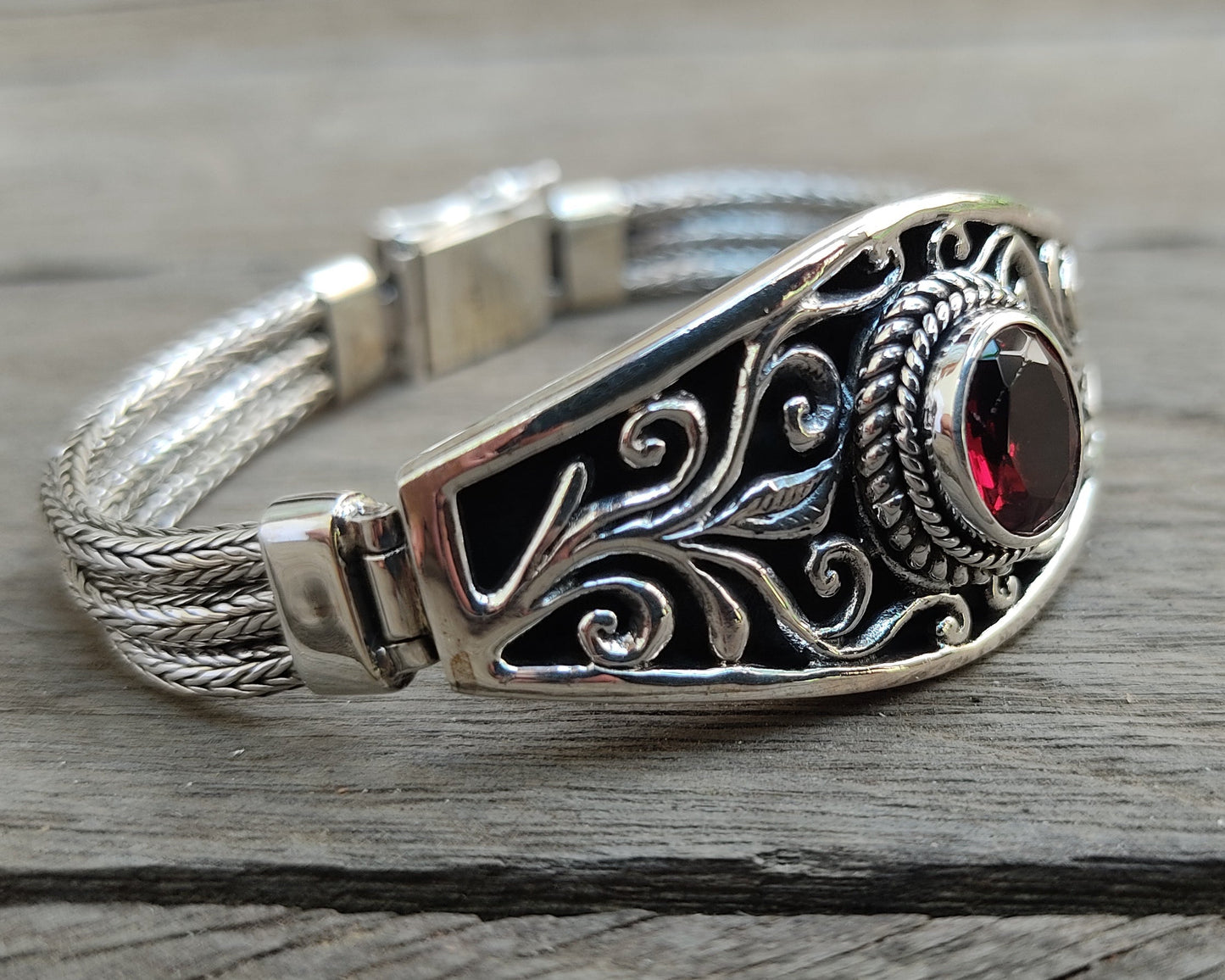 Elegant Silver bracelet - Garnet Gemstone