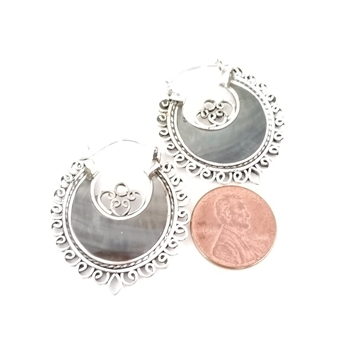 Black grey shell hoop earrings - Medium size: 30 mm